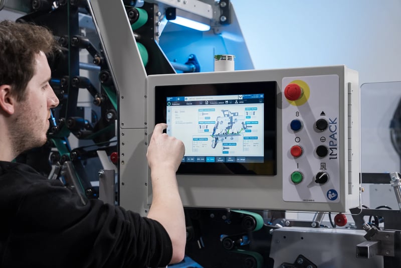 David preme i pulsanti sullo schermo HMI del modulo di inversione MFA.